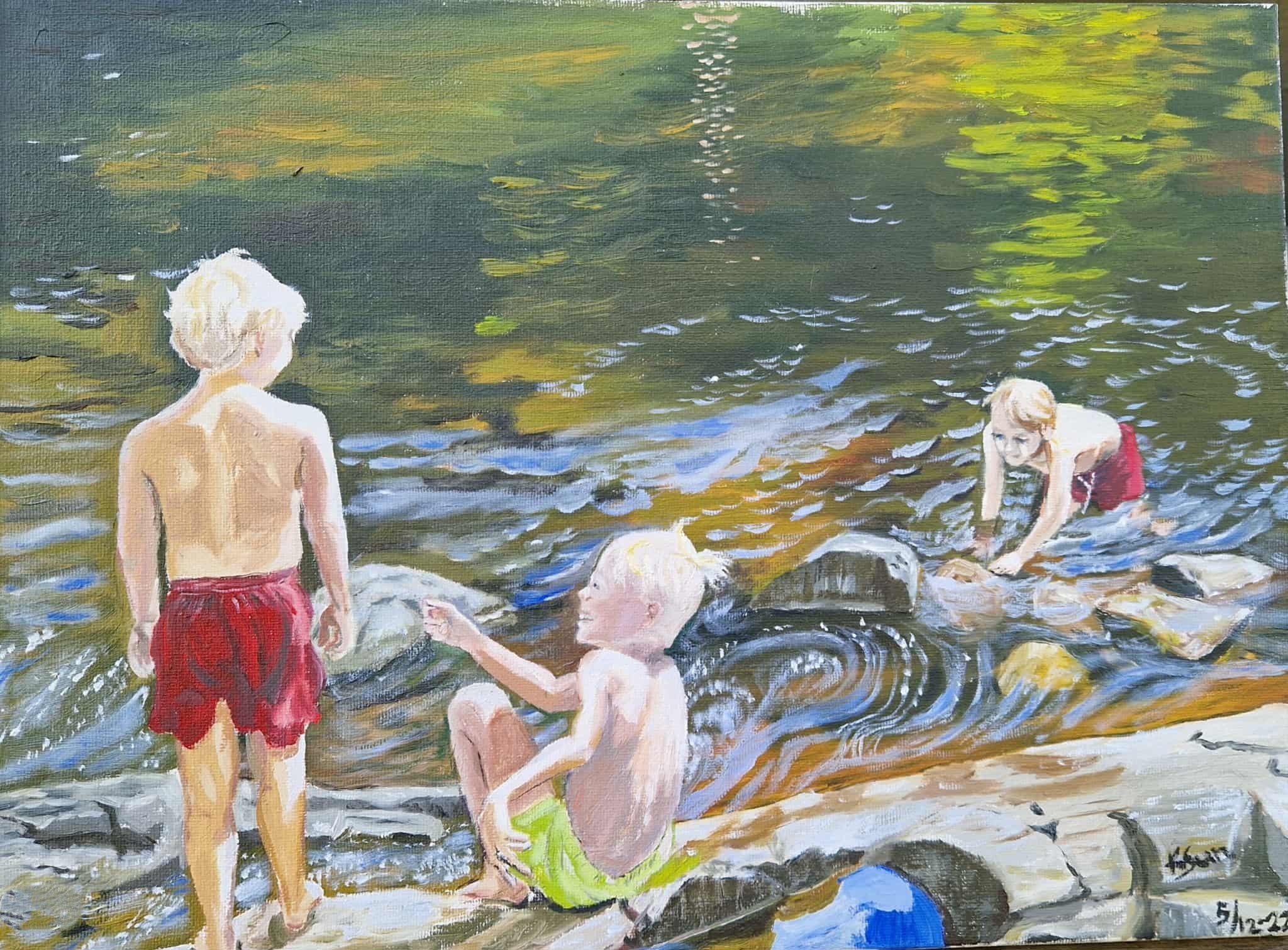 Barn som leker i elv